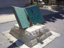 האנדרטה בחדרה על המדרכה במרכז העיר