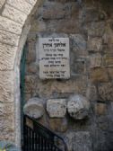 The commemoration plate at the place of attack