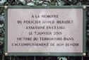 The memorial plaque in memory of the killed (muslim) policeman